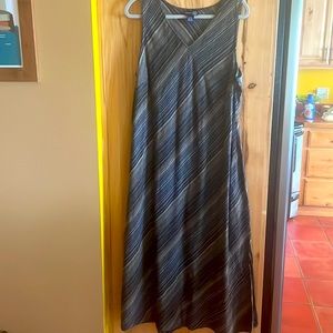 Venezia Jeans Clothing Co. sleeveless v-neck linen/cotton dress